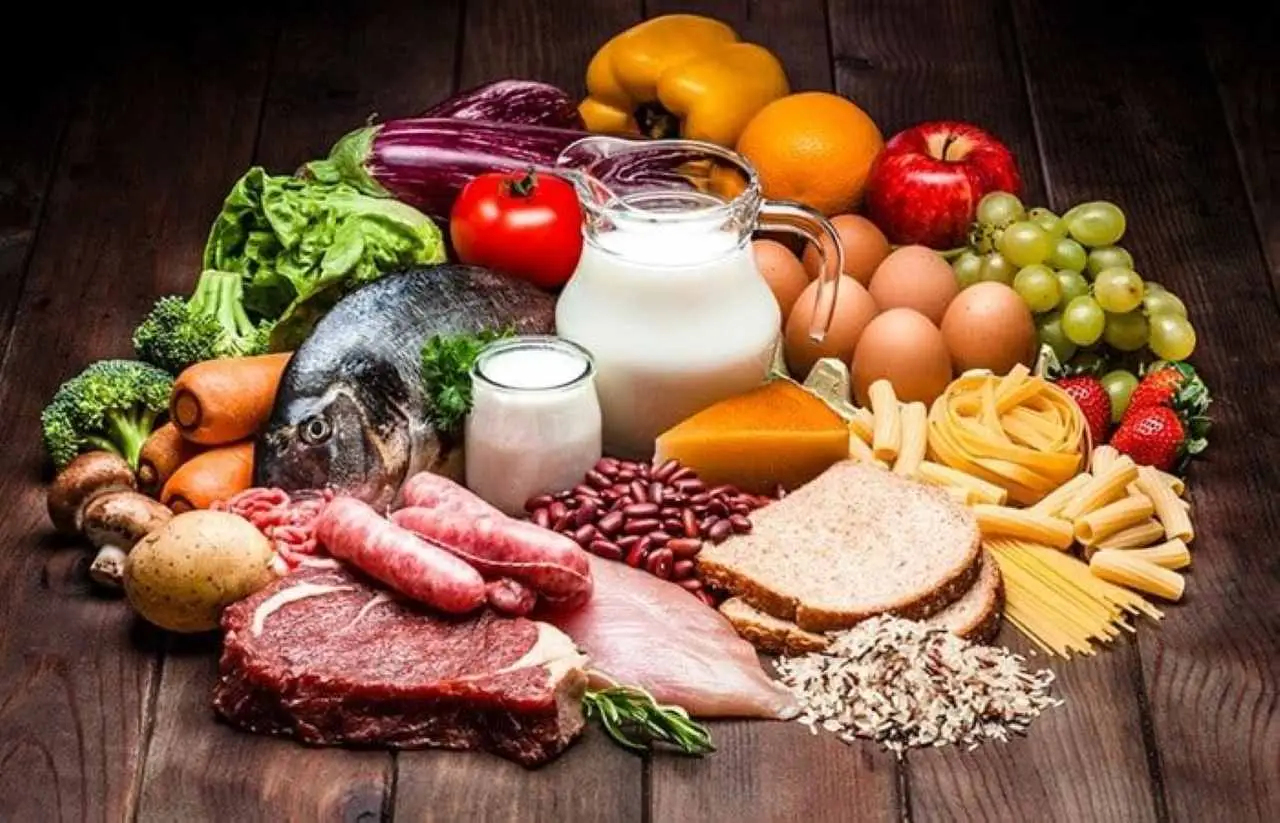 Ecco i 20 cibi che puoi mangiare senza ingrassare: saziano subito e hanno pochissime calorie