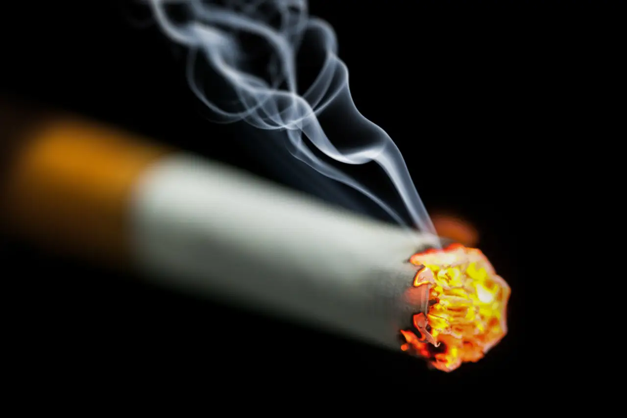 Fumare una sigaretta equivale a inalare questo: ecco le sostanze cancerogene nascoste