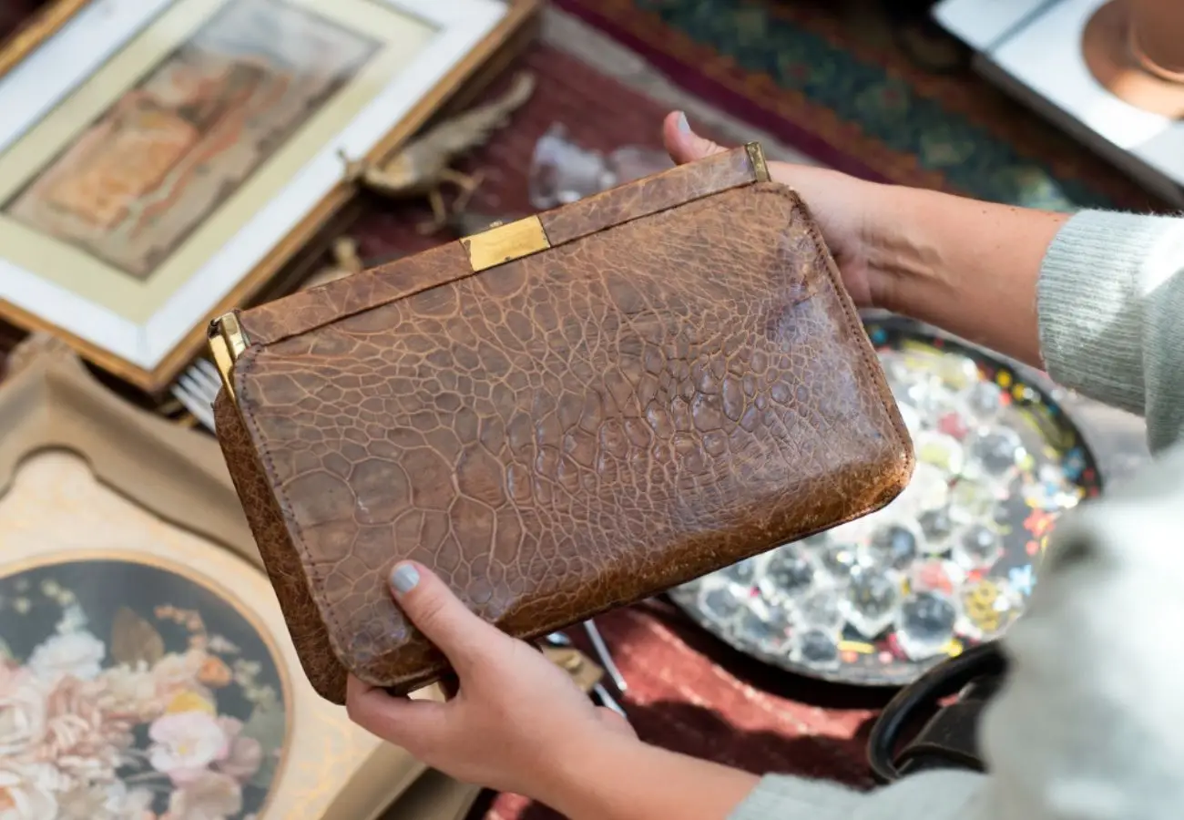 Non lavare mai la borsa in pelle in questo modo o la rovinerai per sempre: ecco il metodo sicuro