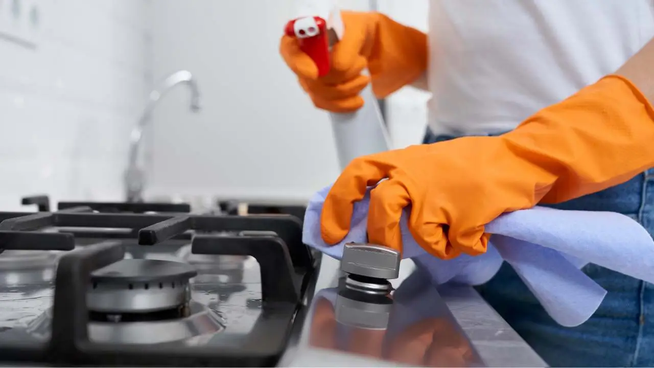 Non usare questo prodotto comune per pulire la cucina: è tossico e lascia residui